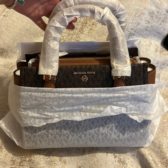 Michael kors cross body bag - Picture 6 of 11